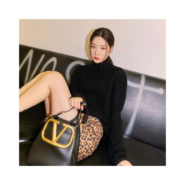 [아이오아이 정채연] VALENTNIO 발렌티노 가라바니 슈퍼비 버킷백