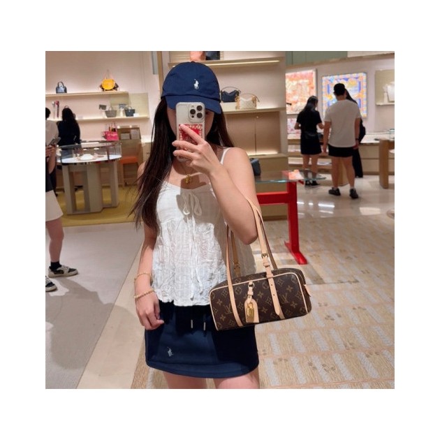 LOUIS VUITTON 루이비통 행 온 숄더백 M47031